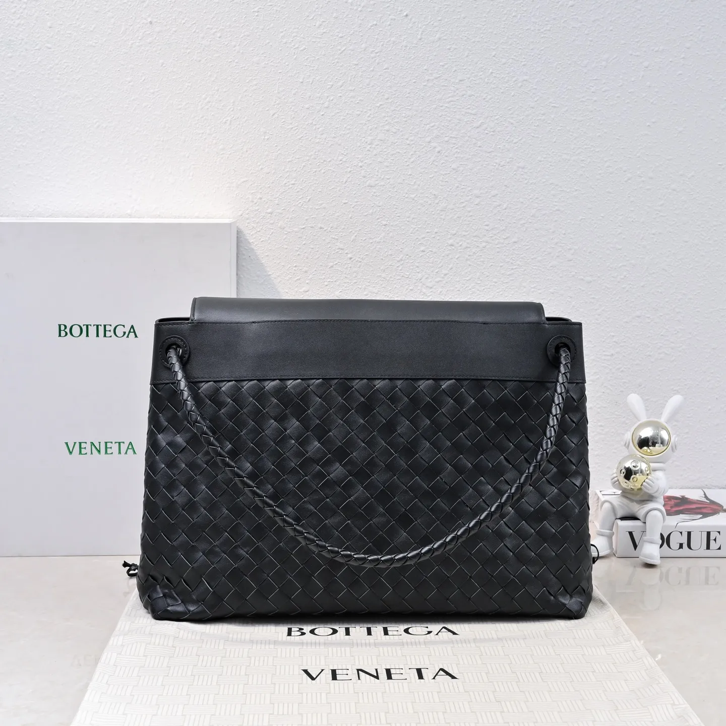 Batch 2960 BOTTEGA VENETA 2025 new men's ANDIAMO backpack Bottega Veneta's main recommendation is undoubtedly Andiamo. The first new favorite of 2025 is a men's splayed buckle bag. It can be seen that the designer has used many small ideas. The detachable cross-body strap is very convenient for elite office workers to carry their work diary. Reduce the burden on your hands when carrying office supplies. The interior is divided into two large compartments and a small zippered compartment. Unlike the women's model, the compartments here are not detachable. The fixed large single layer also makes it easier to pack lightly when going out to work and avoids the accumulation of too many small items. Style number: 5969 Size: 43*32*20cm